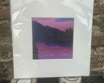 Peinture acrylique. Montagnes violettes. Support de 10" par 10" avec support. Livré dans un sac de protection en cellophane.