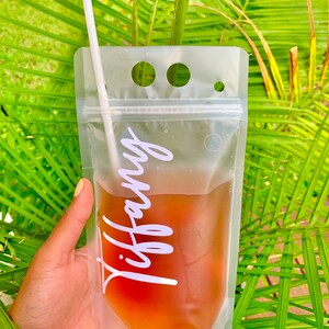 Bolsa de bebida personalizada con pajita: bolsa de jugo reutilizable con nombre personalizado para fiestas, bodas, días de playa, eventos y regalos.