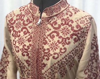 Vestido palestino de henna thobe beige con tatreez rojo