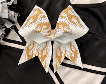 Fiocco da cheerleader bianco e oro con fiamme e strass – Fiocco personalizzato per la squadra, fiocco da cheerleader per competizioni, fiocco scintillante per capelli da cheerleader, accessorio per squadre sportive