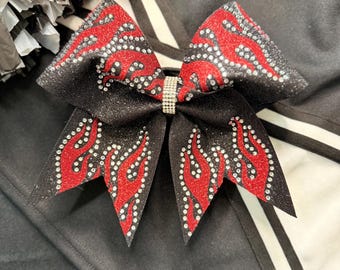 Fiocco da cheerleader nero e rosso con fiamme e strass – Fiocco personalizzato per la squadra, fiocco da cheerleader per competizioni, fiocco per capelli scintillante da cheerleader, accessorio per la squadra sportiva