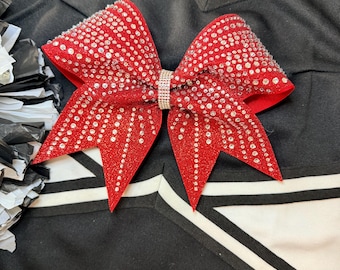 Röd cheerleader-rosett med strass – Helglitterig tävlingsrosett – Blingande cheerleader-rosett – Glitterrosett för matchdag – Klassiskt rött cheerleader-tillbehör