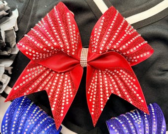 Röd cheerleader-rosett med strass | Cheerleader-rosett i satin och glitter | Tävlingscheerleader-rosett | Kristallcheerleader-rosett | Lagcheerleader-rosett
