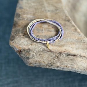 Nuovo colore per l'autunno! Bracciale avvolgente elasticizzato color oro con blocchi di colore prugna opaco.