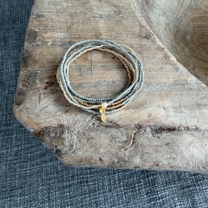 Nuovo colore per l'autunno! Bracciale avvolgente elasticizzato con blocchi di colore oro in tortora opaco