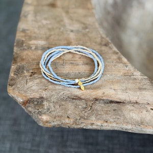 Neue Farbe für den Herbst! Goldfarbenes Stretch-Wickelarmband in mattem Blau (Hortensie)