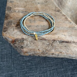 Nuovo colore per l'autunno! Bracciale avvolgente elasticizzato con blocchi di colore oro in salvia opaca.