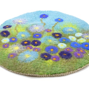 Sitzauflage, blaue Blumen, gefilzt, feine Merinowolle, 36 cm Durchmesser Bild 2