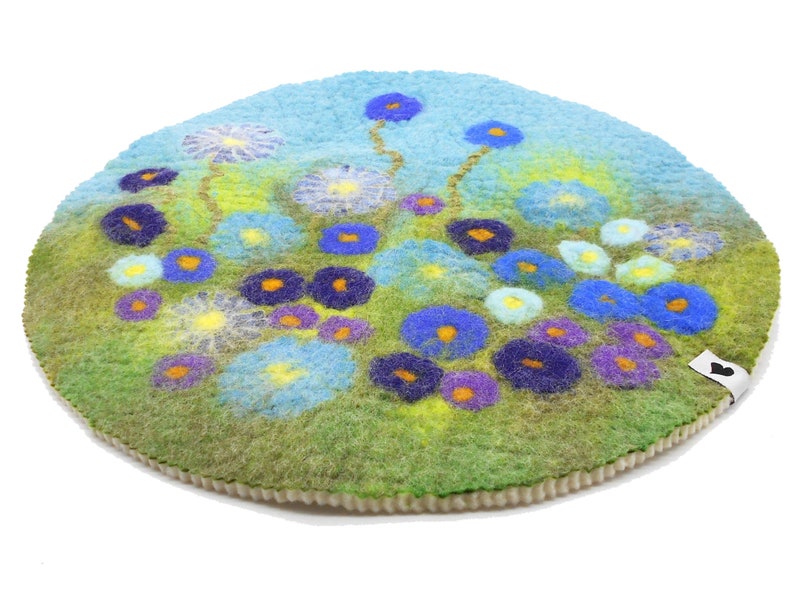 Sitzauflage, blaue Blumen, gefilzt, feine Merinowolle, 36 cm Durchmesser Bild 2