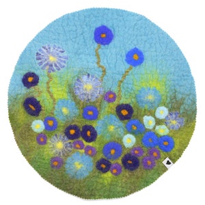 Sitzauflage, blaue Blumen, gefilzt, feine Merinowolle, 36 cm Durchmesser Bild 1