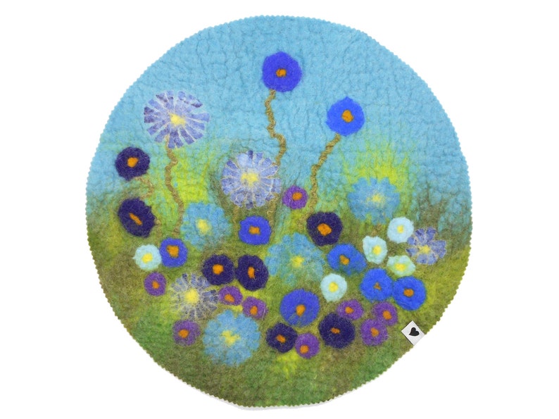 Sitzauflage, blaue Blumen, gefilzt, feine Merinowolle, 36 cm Durchmesser Bild 1