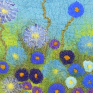 Sitzauflage, blaue Blumen, gefilzt, feine Merinowolle, 36 cm Durchmesser Bild 3