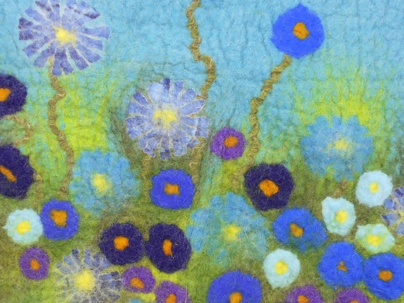 Sitzauflage, blaue Blumen, gefilzt, feine Merinowolle, 36 cm Durchmesser Bild 3
