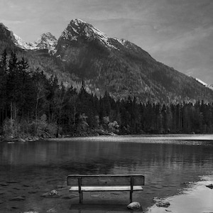 Hintersee Alpen, Bank Foto, Landschaft Fotografie, schwarz weiß Fotografie, Print Download, Berge Foto, See Foto, Alpen Foto Bild 1