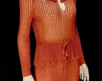 VTG 70er Jahre Mary Farrin London Guava rosa Hand stricken 2 Stück Top & Midi Rock w Peplum Frill Taille rülschen Schal Kragen und Drawstring Krawatte Taille.