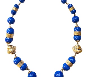 Collar Art Déco de Louis Rousselet de la década de 1920: cristal de lapislázuli azul y cuentas plateadas prensadas con separadores de filigrana de plata en una cadena de eslabones de plata.
