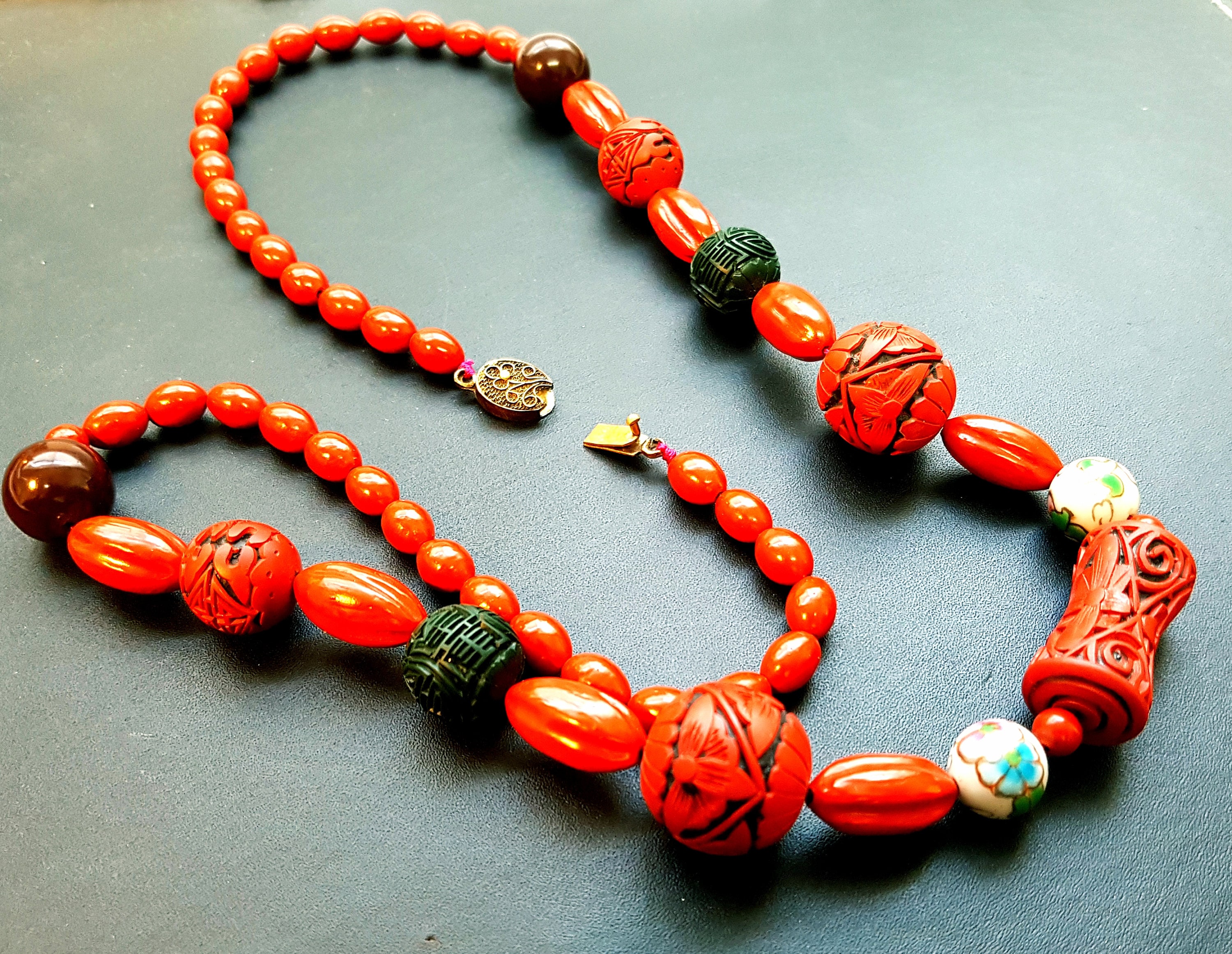 Vintage Turquoise-Colored Lacquered Wood Bracelet Bangle /& 17 Beaded Necklace