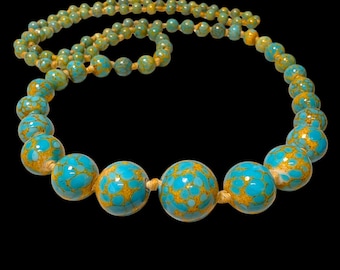 Collar antiguo de cuentas de cristal Hubble de color azul turquesa moteado, anudado a mano, extralargo y de tamaño gradual, de principios del siglo XX.