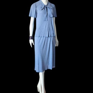 Vestido de malha com decote amarrado em duas peças Vtg 70s JEAN MUIR London - Blusa e saia azul-acinzentadas com mangas curtas esvoaçantes.