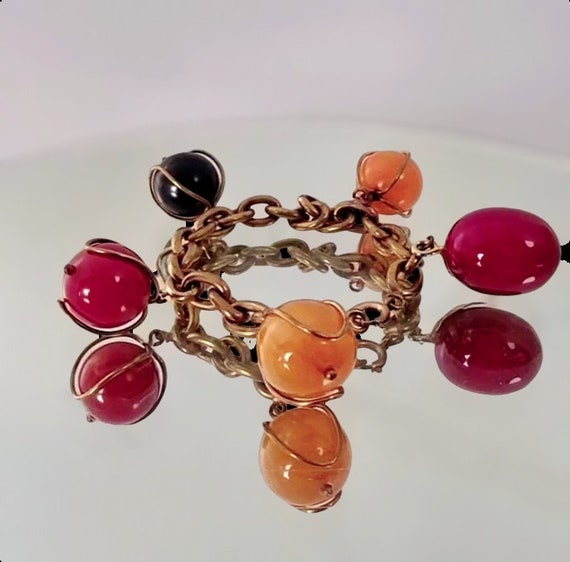 Vtg 40s Bakelite & Gilded Brass Charm Bracelet w … - image 10