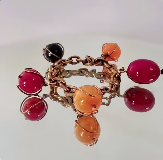 Vtg 40s Bakelite & Gilded Brass Charm Bracelet w … - image 8