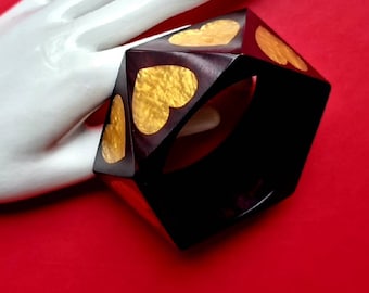 Vtg 30s Art Deco Black & Gold Triangle Faceted Huge Bakelite Bangle w Golden Pearl Lava Flow Catalin Heart Inlay Details.