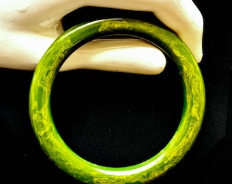 Vtg 30s Art Deco Pea Green & Yellow Marbled Bakelite Bangle - Hand Carved and Polished
