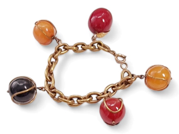 Vtg 40s Bakelite & Gilded Brass Charm Bracelet w … - image 2