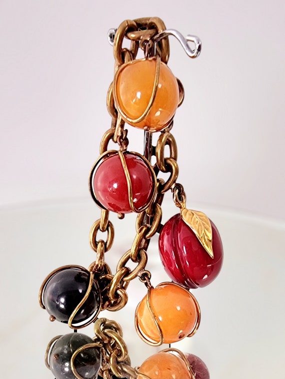 Vtg 40s Bakelite & Gilded Brass Charm Bracelet w … - image 4