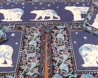 Quilted set of 5 polar bears for your table.  Set includes 1 small table runner, 2 placemats, and 2 mugrugs.