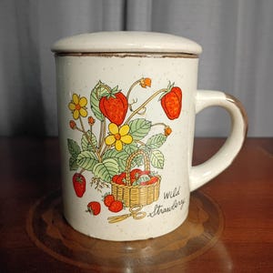 Tazza da caffè vintage Interpur al gusto di fragola selvatica con coperchio abbinato.