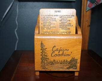 Caja de recetas cajún Cypress con 10 tarjetas de recetas de madera