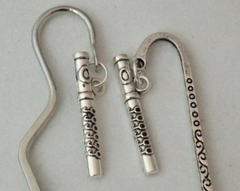 Peut inclure: Signet en argent avec un motif ondulé et deux breloques décoratives. Les breloques sont en argent et présentent un motif répétitif.