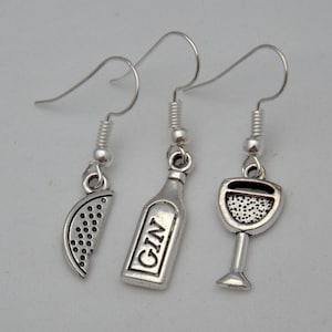 Gin Ohrringe, Mismatched Ohrringe, Gin und Scheibe, Gin und Glas, Gin Geschenk für sie, Neuheit Ohrringe, Sterling Silber Ohrringe