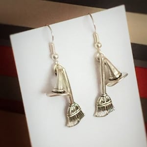 Hexenbesen und Hexenhut, Geschenk für Sie, Halloween Doppelohrringe, Sterling Silber Ohrringe