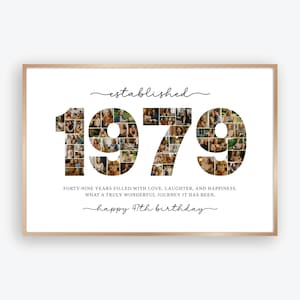 以下が含まれることがあります： 写真が詰め込まれた「1979」の数字の上に「established」という言葉が書かれた額入りのプリント。 下のテキストには「愛と笑いと幸せに満ちた49年間。 47歳のお誕生日おめでとうございます。」と書かれています。