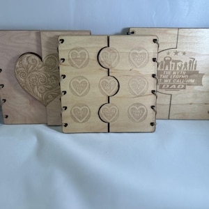 Tarjeta de San Valentín de madera personalizada con corazones de amor inspirados en dulces y otras ocasiones disponibles.