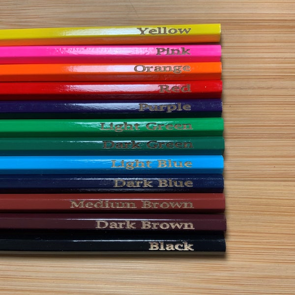 Crayons daltoniens multilingues 21 langues daltoniens. Les crayons gravés pour les daltoniens peuvent être personnalisés