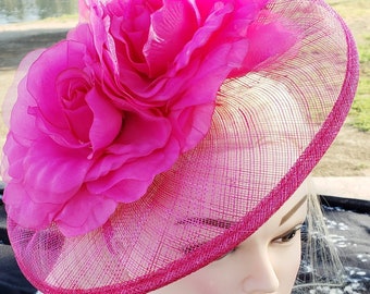 Fuchsia Pink Sinamay Fascinator.  Derby Race Brautmütze. Rosa Hochzeit Mini Mütze. Kostüm Feder Haarspange Kopf Accessoire.Headpiece