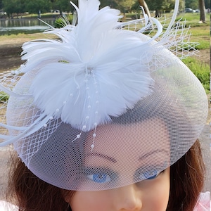 White Fascinator Derby Race Bridal Church Hat. Wedding Tea Party Mini Hat.Costume Feather  Hair Clip Head Accessory.Headpiece