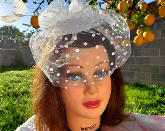 White Fascinator Derby Bridal Church Hat. Mariage Tea Party Mini Hat.Costume Plume Bird Cage Veil Hair Clip Head Accessory.Headpiece