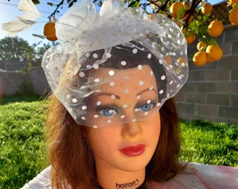 White Fascinator Derby Bridal Church Hat. Wedding Tea Party Mini Hat.Costume Feather Bird Cage Veil Hair Clip Head Accessory.Headpiece