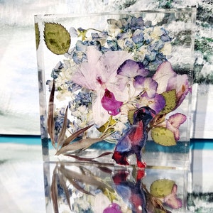 Pet Ashes Memorial Urn: Resin Dog Keepsake with Wedding Flowers
