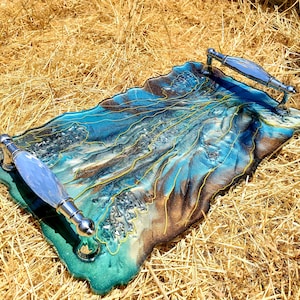 Dienblad met harsgeode: groene, blauwe en bruine kaasplank