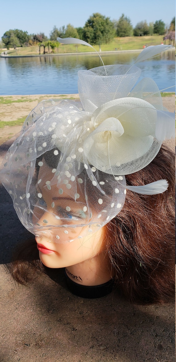 Cream Fascinator Hat: Feather Birdcage Veil Hair Clip  display picture 1