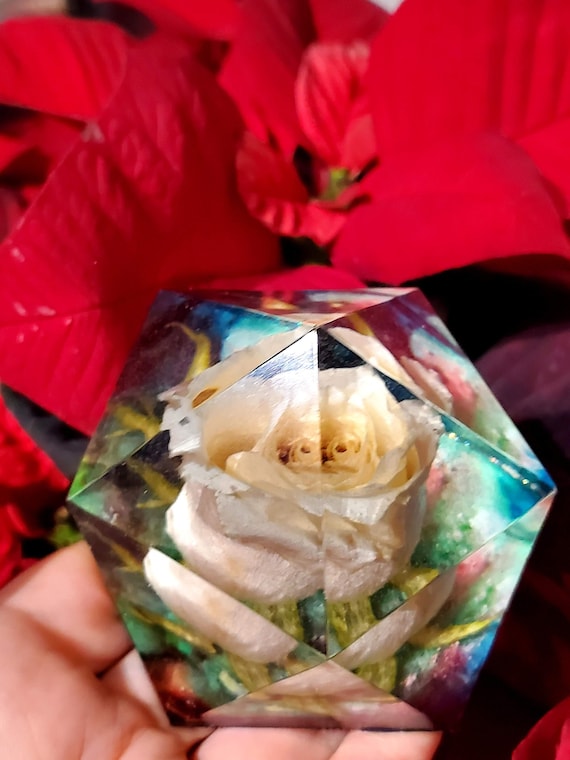 樹脂製の白いバラの花、クリスタルのペーパーウェイト。美女と