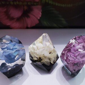 Hydrangea Crystals keepsake paperweight . Hydrangea Paperweights. Home Office Deck Decor. Healing Crystals.Preserved Flowers
