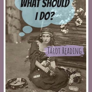 Może przedstawiać: Obraz w stylu vintage przedstawiający kobietę otoczoną kartami tarota. Dymek nad jej głową mówi "WHAT SHOULD I DO?" z napisem "TAROT READING" poniżej. Obraz ma odcień sepii, sugerujący wróżbiarstwo i duchowość.