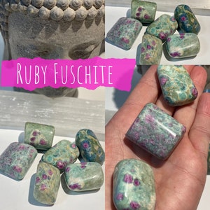 Puede incluir: Una colección de piedras de fuchsita rubí pulidas. Las piedras son una mezcla de verde y rosa con un aspecto moteado. Las piedras son lisas y pulidas.