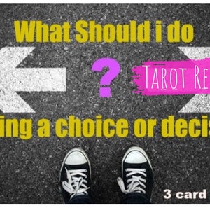 Może przedstawiać: Osoba stoi na rozdrożu z dwoma białymi strzałkami namalowanymi na asfalcie. Lewa strzałka wskazuje w lewo i mówi "Podejmowanie decyzji". Prawa strzałka wskazuje w prawo i mówi "Tarot Reading". Znak zapytania jest namalowany na fioletowo między strzałkami. Tekst "3 karty spread" jest napisany na biało na asfalcie.